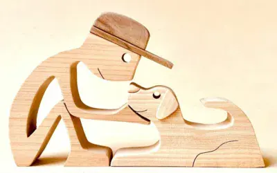 un homme assis un chien couché