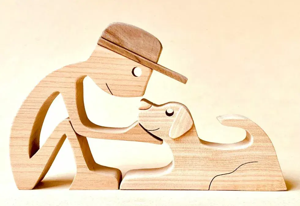 un homme assis un chien couché