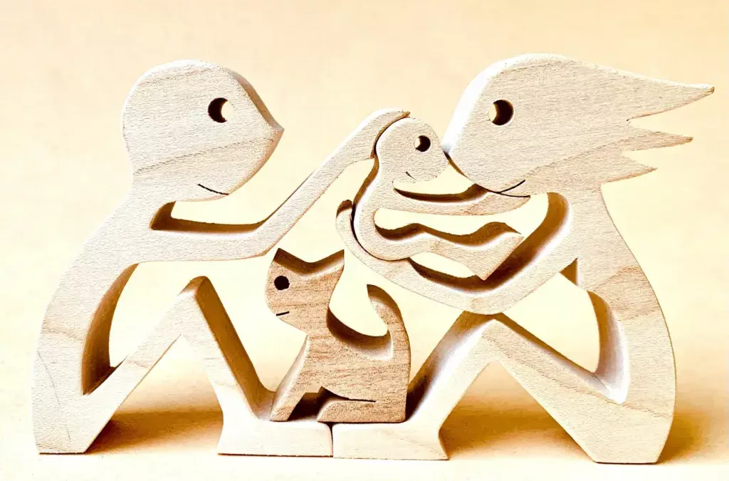 un couple un enfant un chat